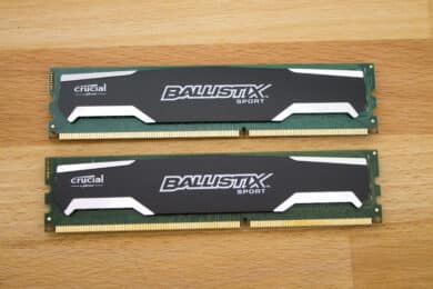 Überprüft an welcher Stelle die Kerbe in den Kontakten des RAMs ist