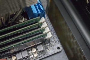 Beim Einsetzen müssen die Hebel mit einem Klicken einrasten