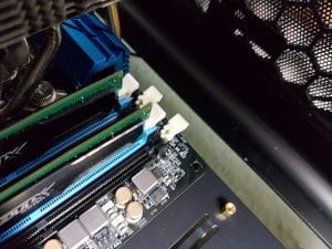 Öffnet die kleinen Hebel