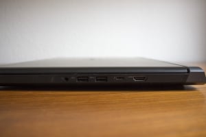 Anschlüsse auf der rechten Seite