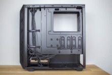 Offene rechte Seite - genug Platz für Kabelmanagement