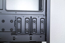 SSD-Halterungen hinter dem Mainboard