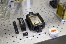 Einkleben der Akkus durch einen Roboter