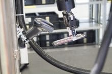 Roboter scannt ein Bauteil