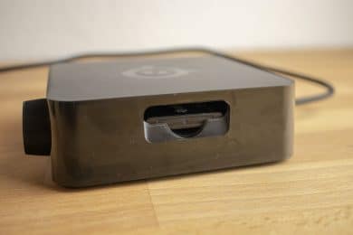 Akkufach mit eingelegtem Akku zum Aufladen