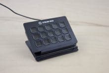 Das Stream Deck wird einfach in die Halterung gelegt