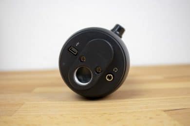 Unterseite des Mikrofons mit Gewinde