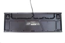 Unterseite der SteelSeries Apex 3 mit Kabelkanälen