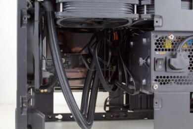 Eingebaute AiO und Mainboard