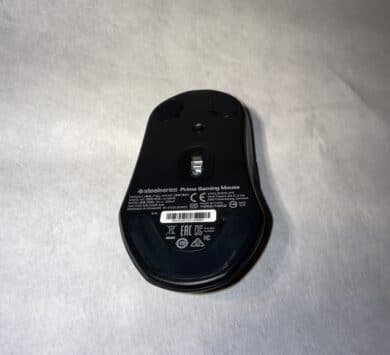 Die Unterseite der SteelSeries Prime Gaming-Maus