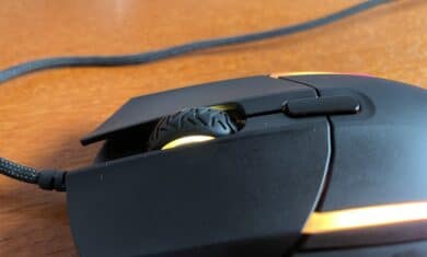 Blick auf Mausrad und RGB-Beleuchtung der SteelSeries Rival 5
