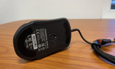 Blick auf die Unterseite der SteelSeries Rival 5