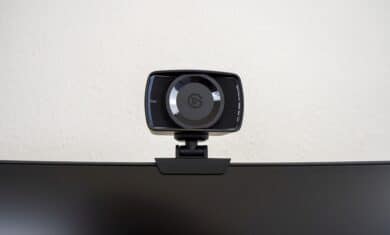 Bild der Elgato Facecam samt Halterung am Monitor