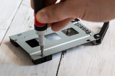 Die Schutzkappe wird entfernt.