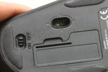 Auf der Unterseite findet man das Batteriefach und den Schalter.