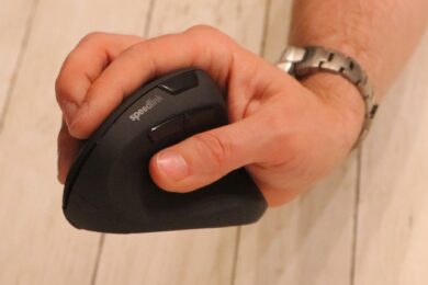 Haltung mit Mittelfinger auf dem Scrollrad