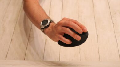 Haltung mit dem Mittelfinger auf dem Scrollrad von der anderen Seite