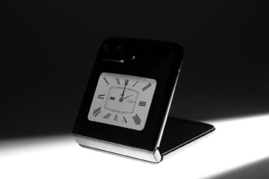 Motorola X30 Pro und Razr 2022: Bild zeigt das Außendisplay des Razr 2022