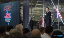 Tesla Aktionärsversammlung 2022: Bild zeigt Elon Musk bei der Vorstellung der sechsten Gigafactory