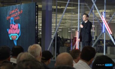 Tesla Aktionärsversammlung 2022: Bild zeigt Elon Musk bei der Vorstellung der sechsten Gigafactory
