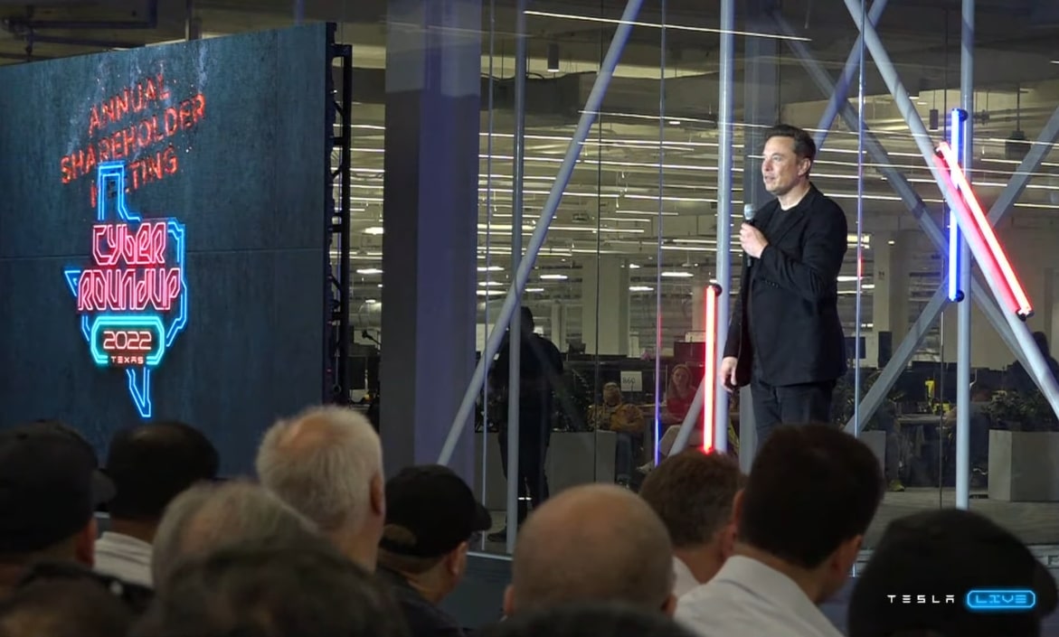 Tesla Aktionärsversammlung 2022: Bild zeigt Elon Musk bei der Vorstellung der sechsten Gigafactory