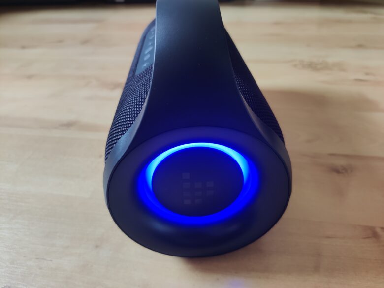 Der Lautsprecher mit blauer Beleuchtung