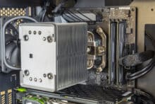 Der Kühlkörper des DeepCool AK500 ist platziert.