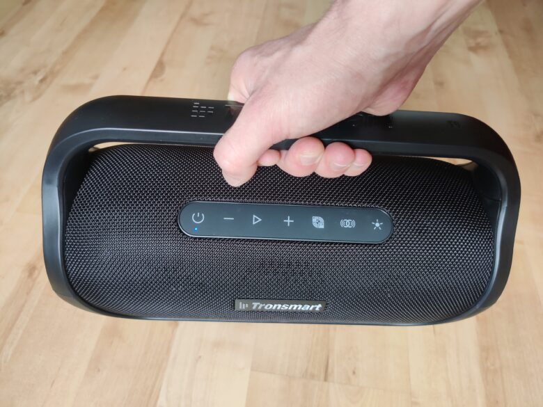 Größenvergleich: Tronsmart Bang Mini in der Hand