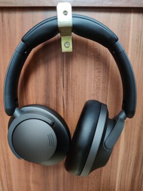 Die Kopfhörer in hängender Position