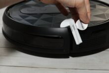 Schaumstoffpolster werden vom AirRobo P20 entfernt