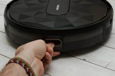 Staubbehälter am AirRobo P20