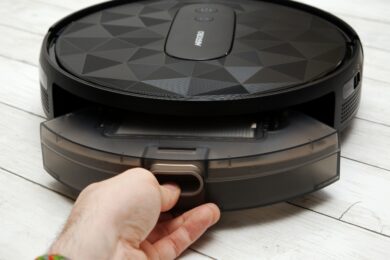 Staubbehälterentnahme am AirRobo P20