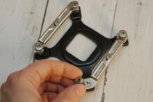 Brackets werden festgeschraubt