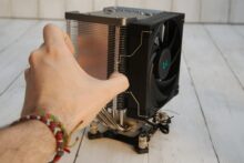 DeepCool FK120-Lüfter wird angebracht