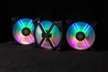 Drei leuchtende DeepCool MF120GT von vorne und von hinten