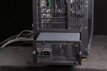 Das Netzteil wird von hinten in das Gehäuse geschoben.