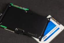 Festplatte und SSD unter dem Montagerahmen