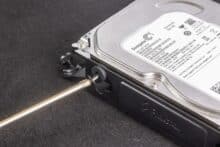 Festplatte wird am Caddy festgeschraubt