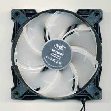 Neutrale Aufnahme des DeepCool MF120GT von hinten
