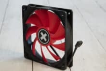 Lüfter mit roten Lüfterblättern