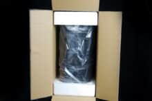 Geöffneter Karton mit Computercase von oben.