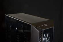 Gehäuseoberseite des Cooler Master MasterBox520 mit Staubfilter.