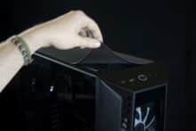 Der Staubfilter auf der Gehäuseoberseite wird angehoben