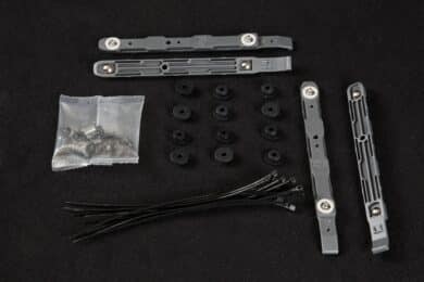 Festplattenhalter, Kabelbinder und eine Tüte mit Schrauben