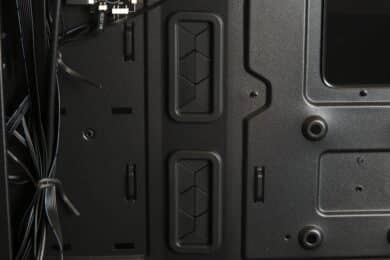 Gummiabdeckungen für die Kabelmanagement-Öffnungen