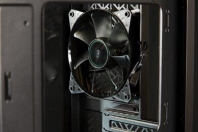 Lüfter mit milchig-durchsichtigen Lüfterblättern