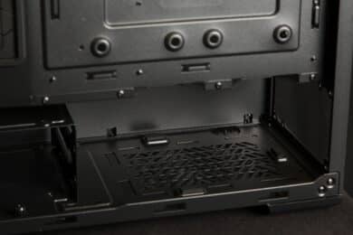 Innenraum der Netzteilabdeckung des Cooler Master MasterBox 520