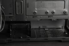 Der Festplattenkäfig ist im Gehäuse weiter vorne platziert.