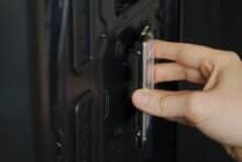 2,5"-Festplatte wird von hinten an das Gehäuse gehalten