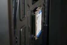 2,5"-Festplatte, die auf der Rückseite des Cooler Master MasterBox 520 befestigt ist